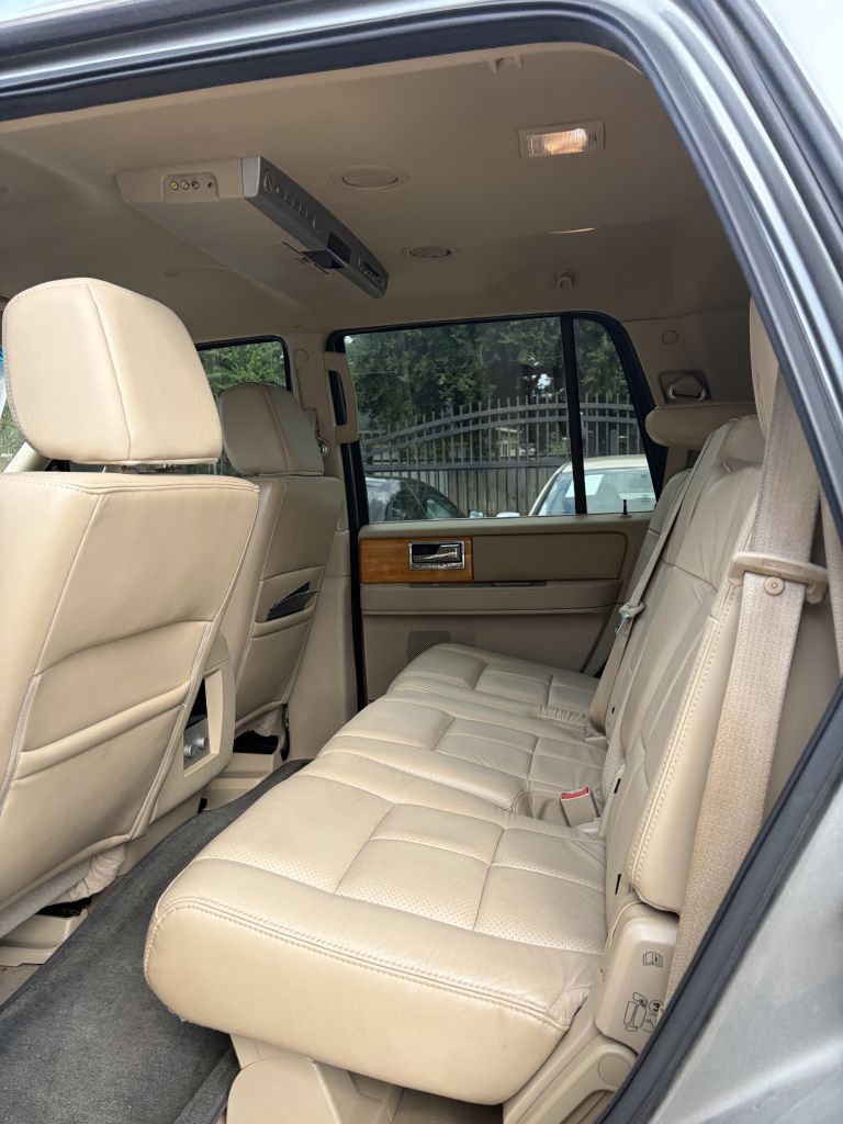 Photo 14 of this LINCOLN NAVIGATOR
