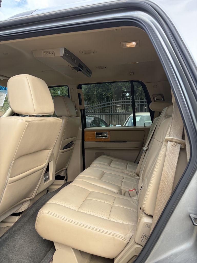 Photo 15 of this LINCOLN NAVIGATOR