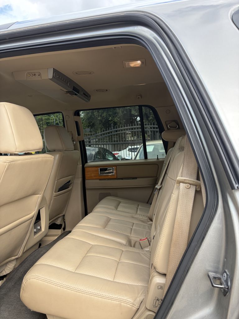 Photo 16 of this LINCOLN NAVIGATOR