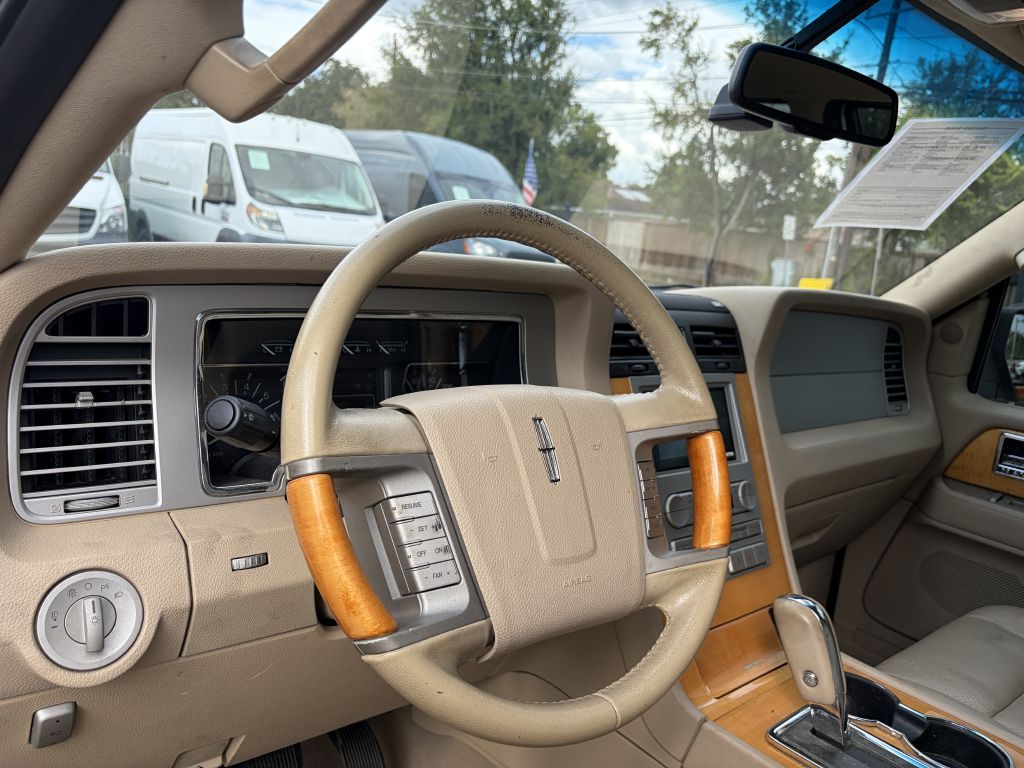 Photo 17 of this LINCOLN NAVIGATOR