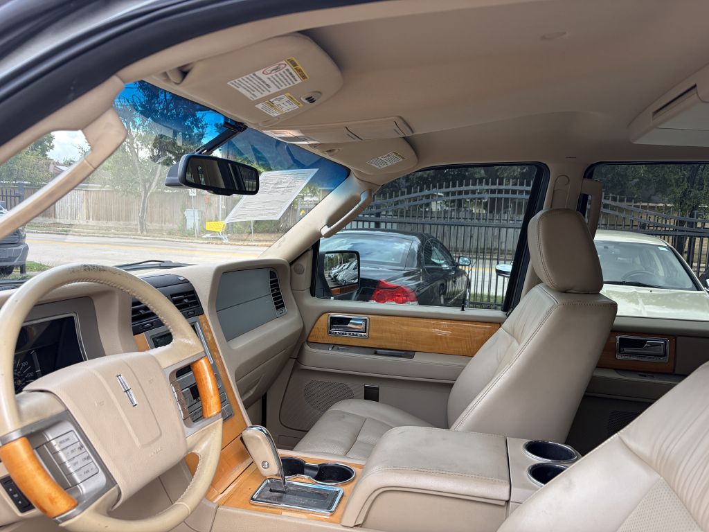 Photo 18 of this LINCOLN NAVIGATOR