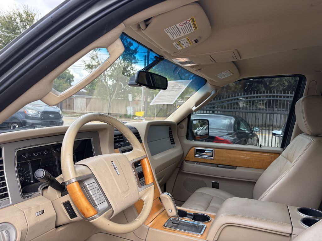 Photo 19 of this LINCOLN NAVIGATOR