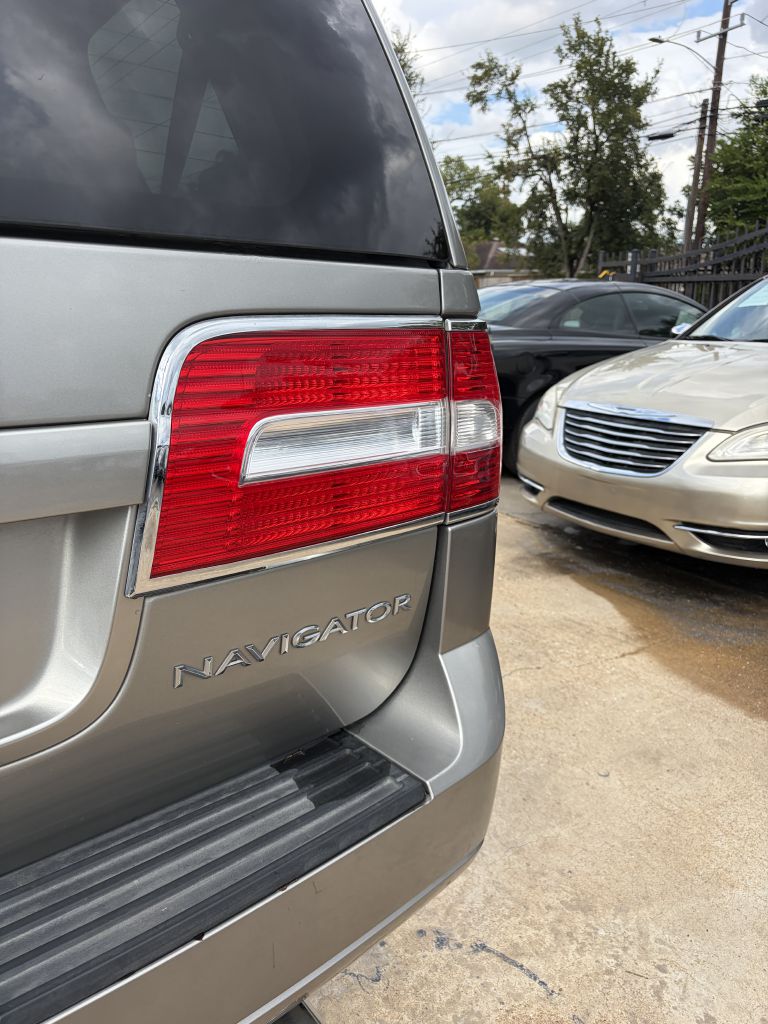Photo 21 of this LINCOLN NAVIGATOR