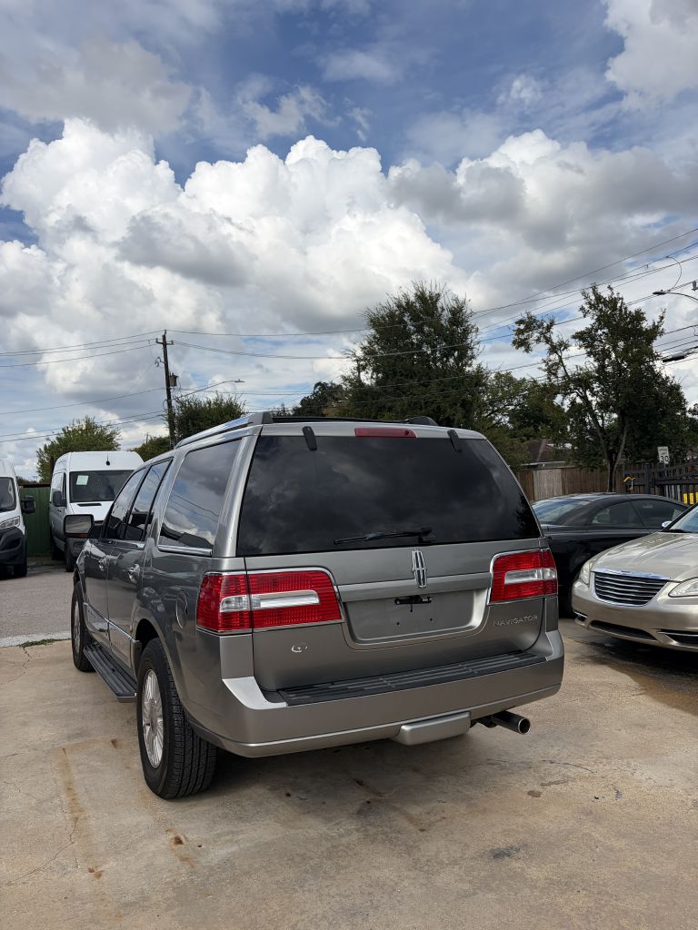 Photo 22 of this LINCOLN NAVIGATOR