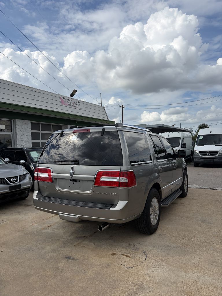 Photo 24 of this LINCOLN NAVIGATOR