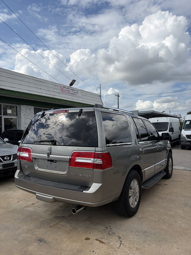 Photo 25 of this LINCOLN NAVIGATOR