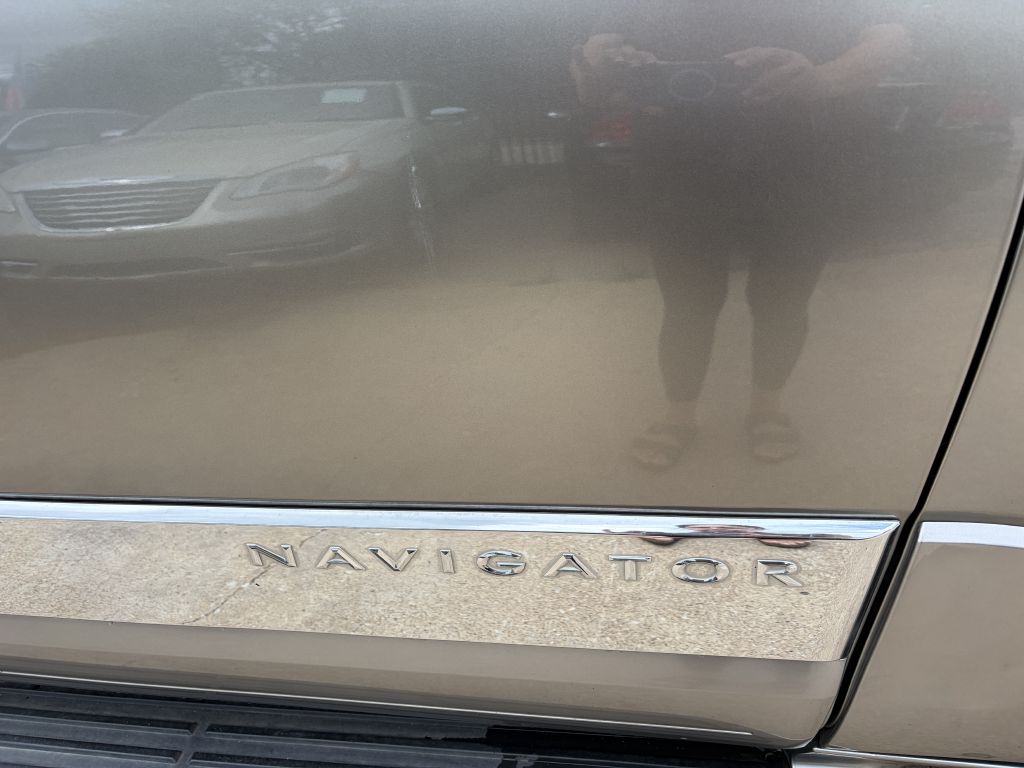 Photo 27 of this LINCOLN NAVIGATOR