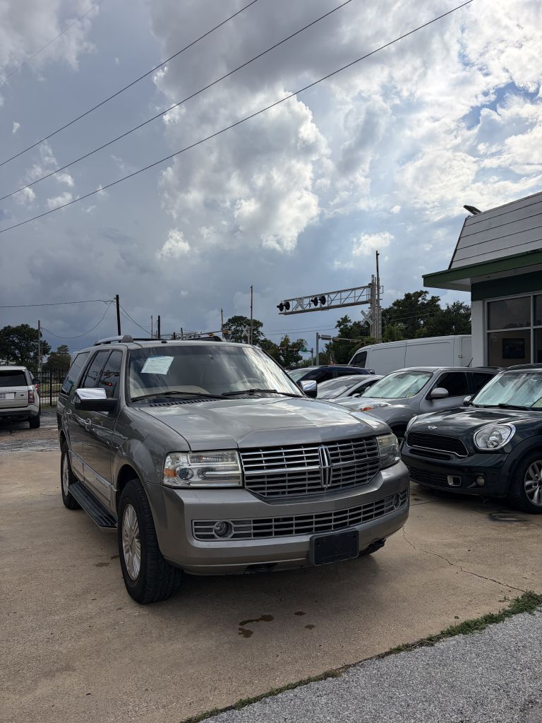 Photo 31 of this LINCOLN NAVIGATOR