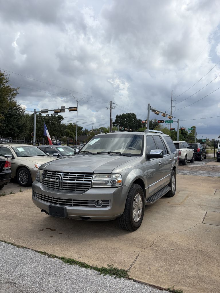 Photo 32 of this LINCOLN NAVIGATOR