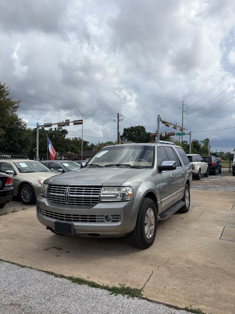 Photo 33 of this LINCOLN NAVIGATOR