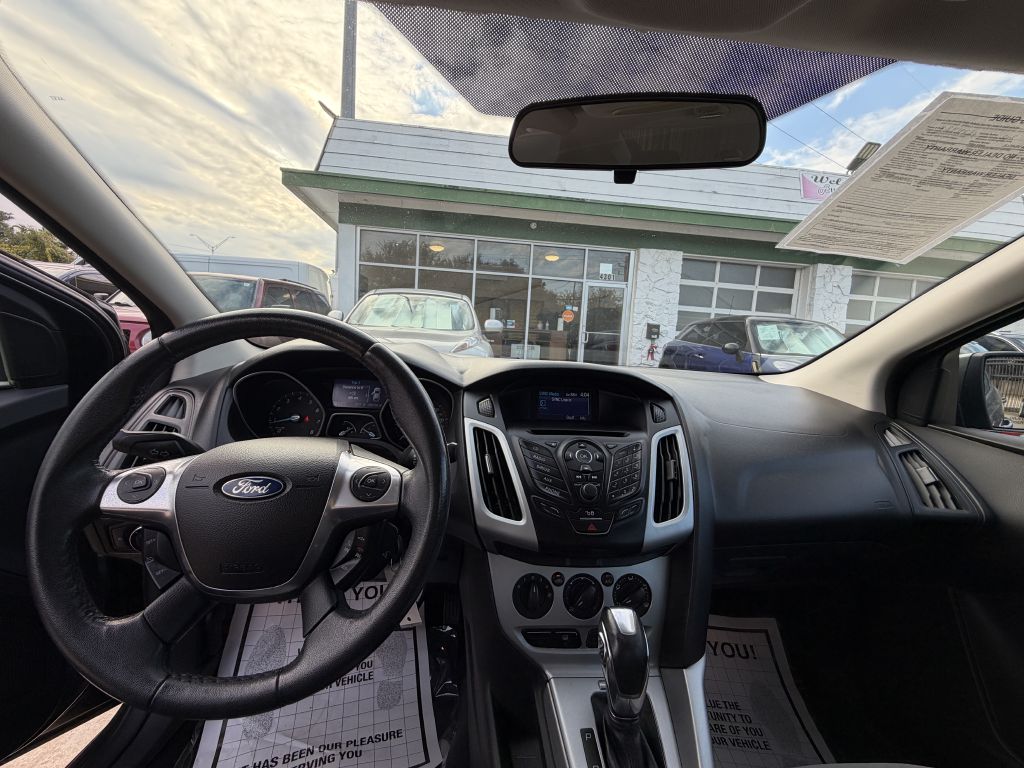 Photo 12 of this FORD FOCUS