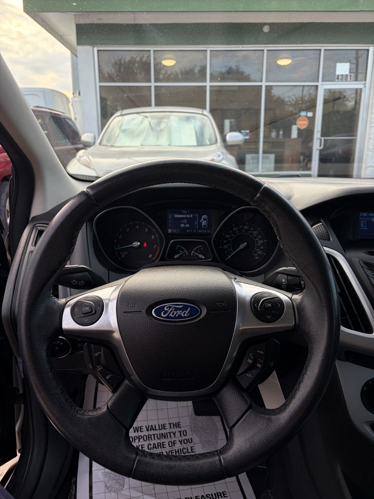 Photo 13 of this FORD FOCUS