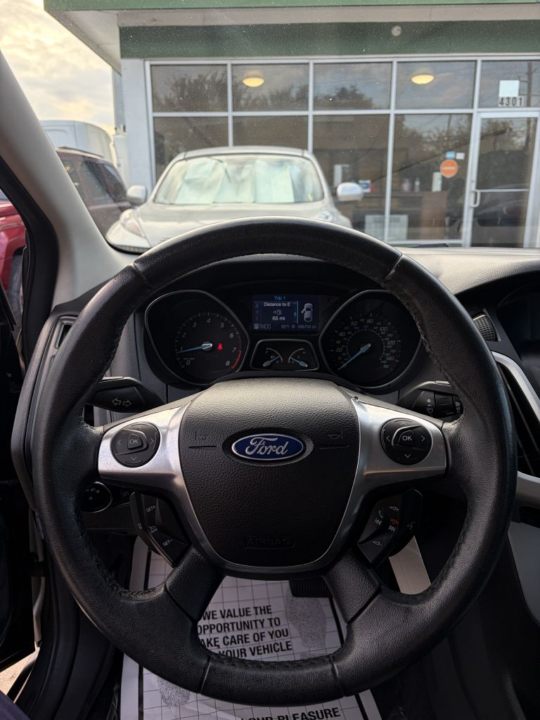 Photo 14 of this FORD FOCUS