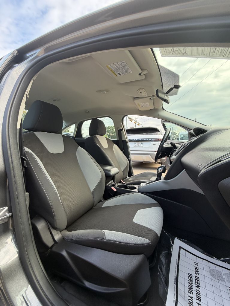 Photo 18 of this FORD FOCUS
