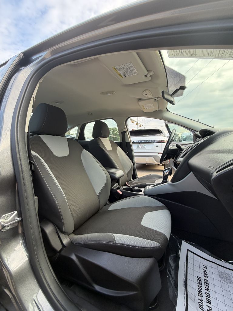 Photo 19 of this FORD FOCUS