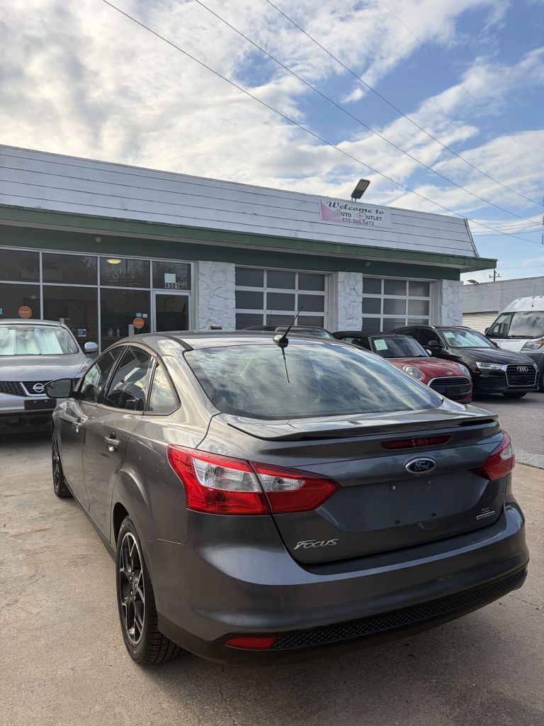 Photo 31 of this FORD FOCUS