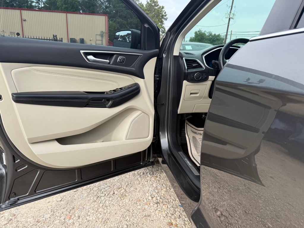 Photo 10 of this FORD EDGE
