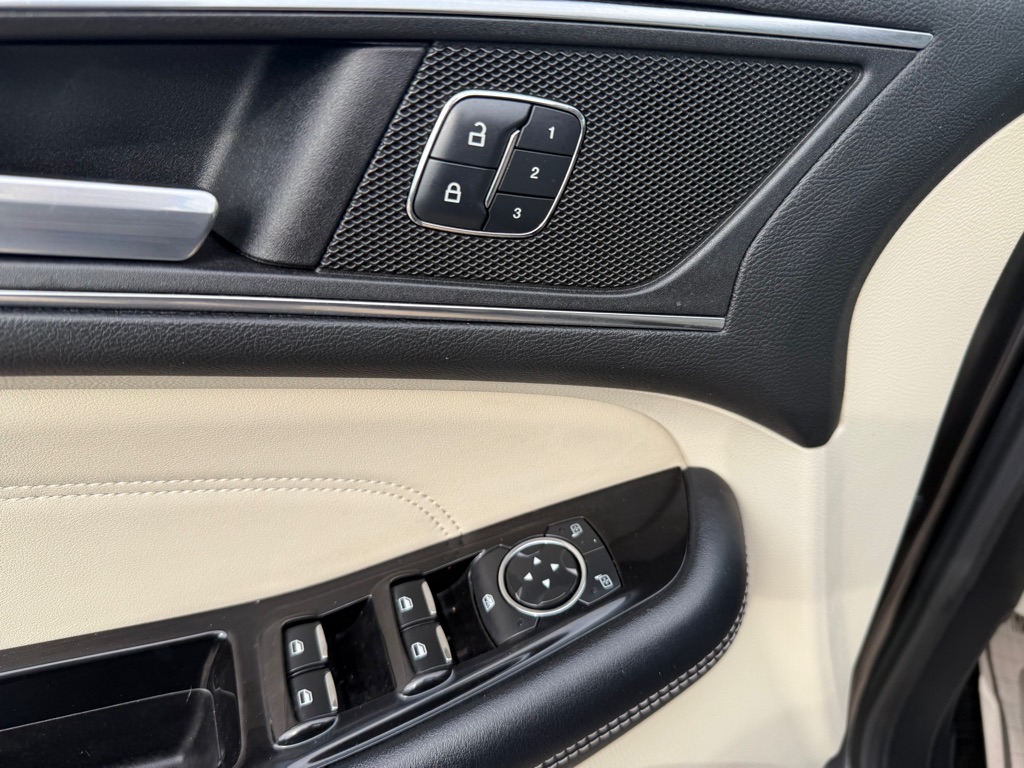 Photo 11 of this FORD EDGE