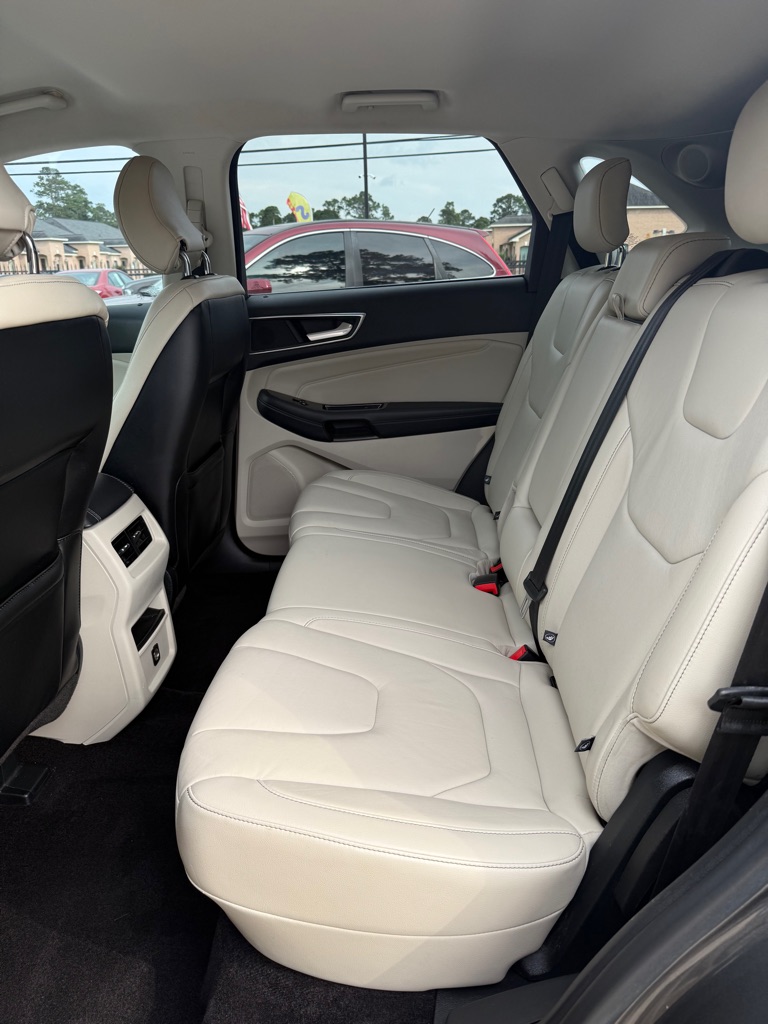 Photo 22 of this FORD EDGE