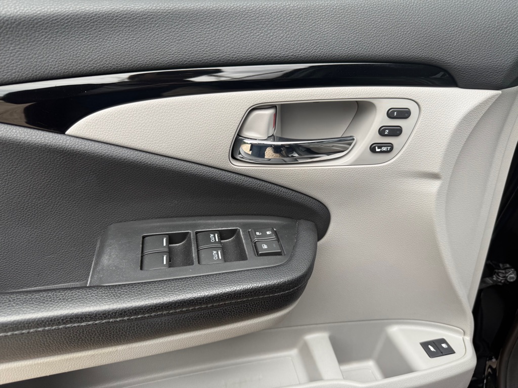 Photo 16 of this HONDA PILOT