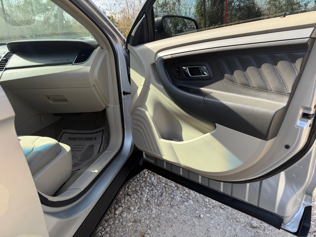 Photo 25 of this FORD TAURUS