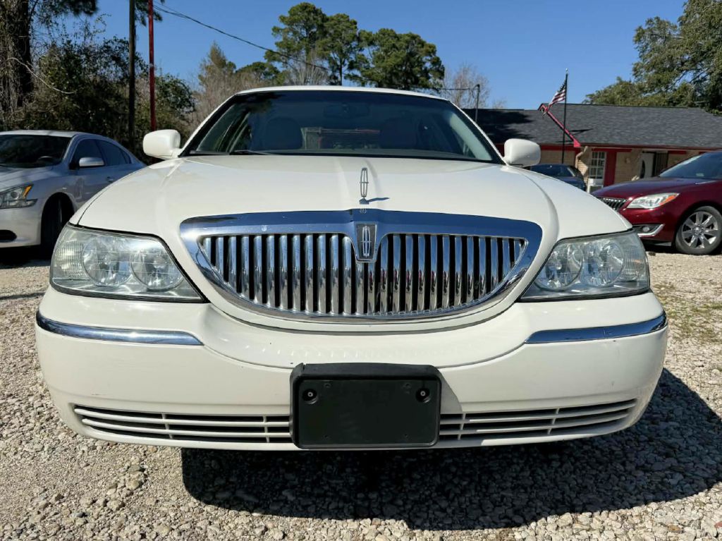 Photo 2 of this LINCOLN TOWN CAR