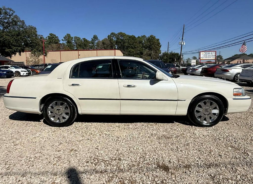 Photo 4 of this LINCOLN TOWN CAR