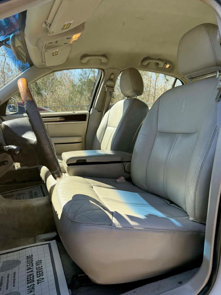 Photo 7 of this LINCOLN TOWN CAR
