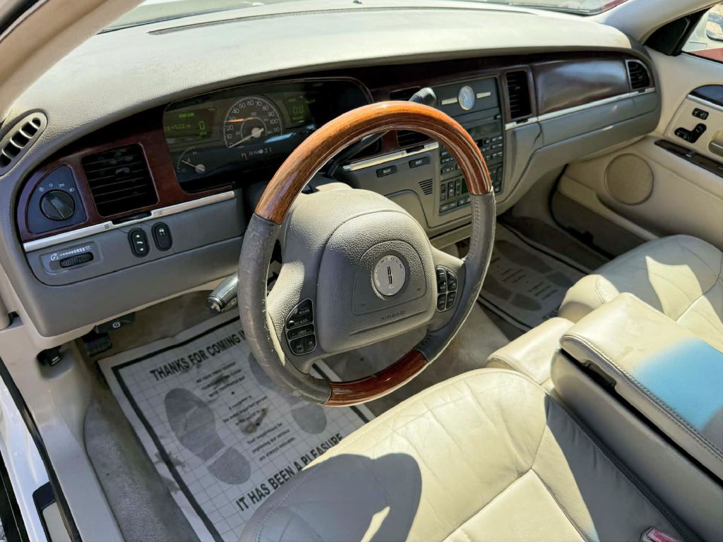 Photo 11 of this LINCOLN TOWN CAR
