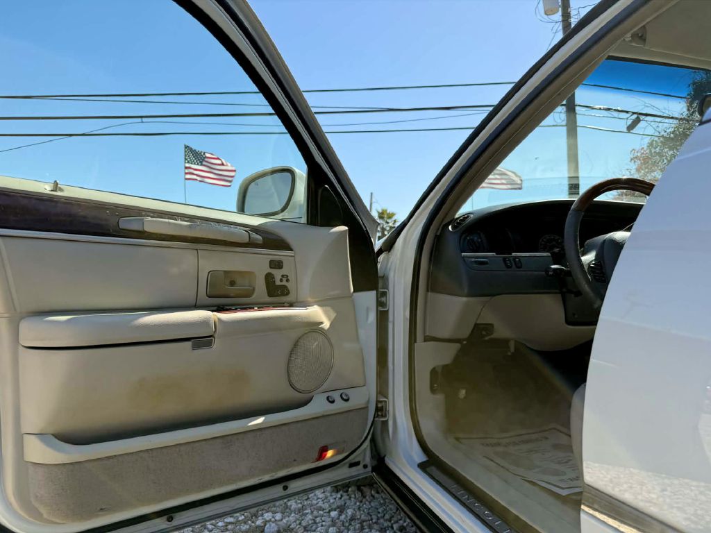 Photo 6 of this LINCOLN TOWN CAR