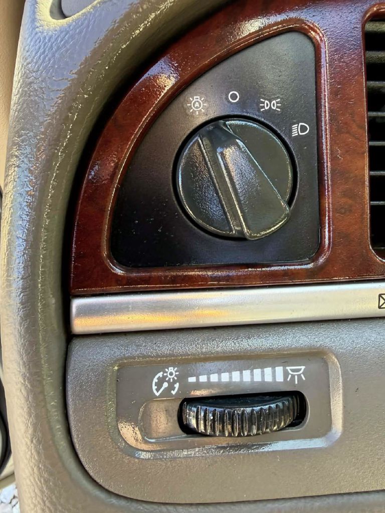 Photo 12 of this LINCOLN TOWN CAR