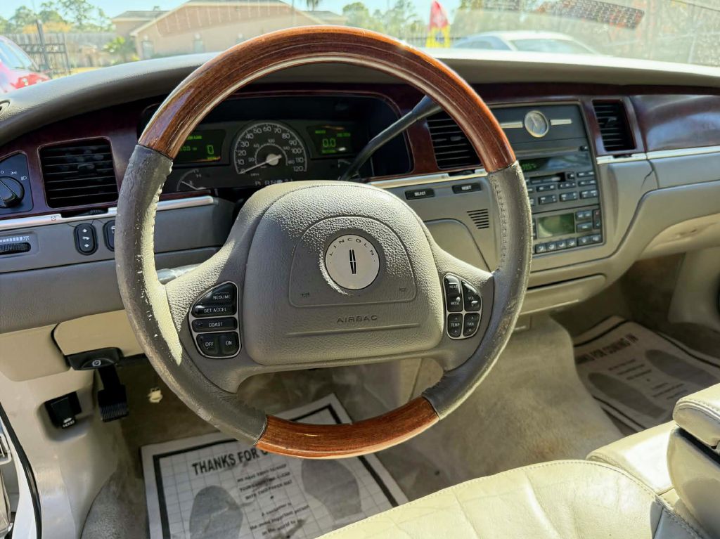 Photo 10 of this LINCOLN TOWN CAR