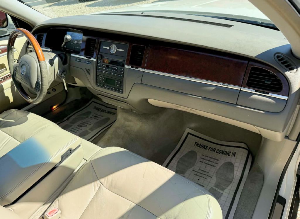 Photo 9 of this LINCOLN TOWN CAR