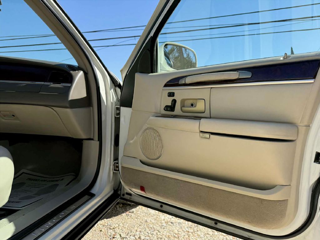 Photo 8 of this LINCOLN TOWN CAR
