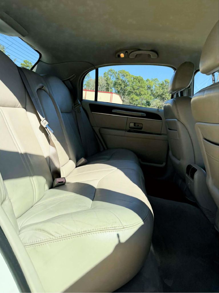 Photo 16 of this LINCOLN TOWN CAR
