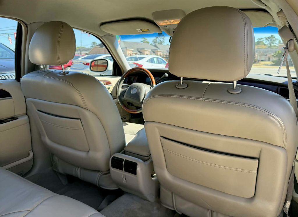 Photo 17 of this LINCOLN TOWN CAR