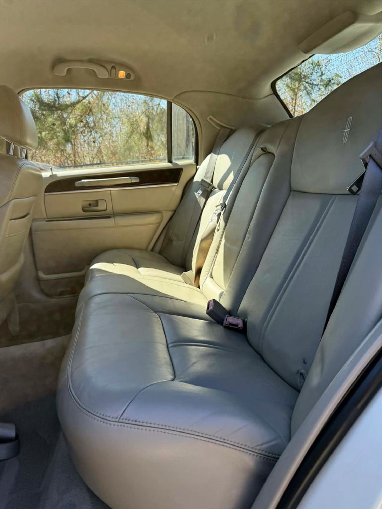 Photo 15 of this LINCOLN TOWN CAR