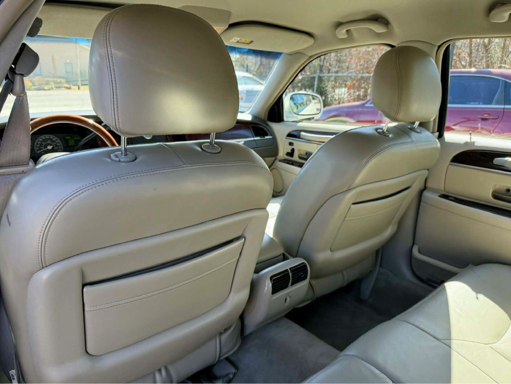 Photo 18 of this LINCOLN TOWN CAR
