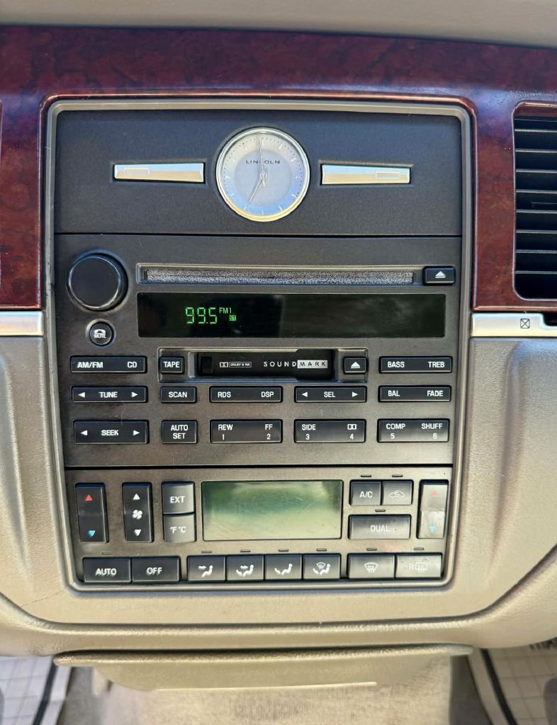 Photo 13 of this LINCOLN TOWN CAR