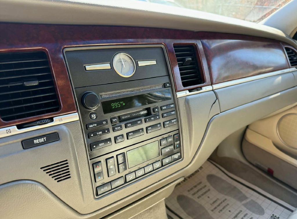 Photo 14 of this LINCOLN TOWN CAR