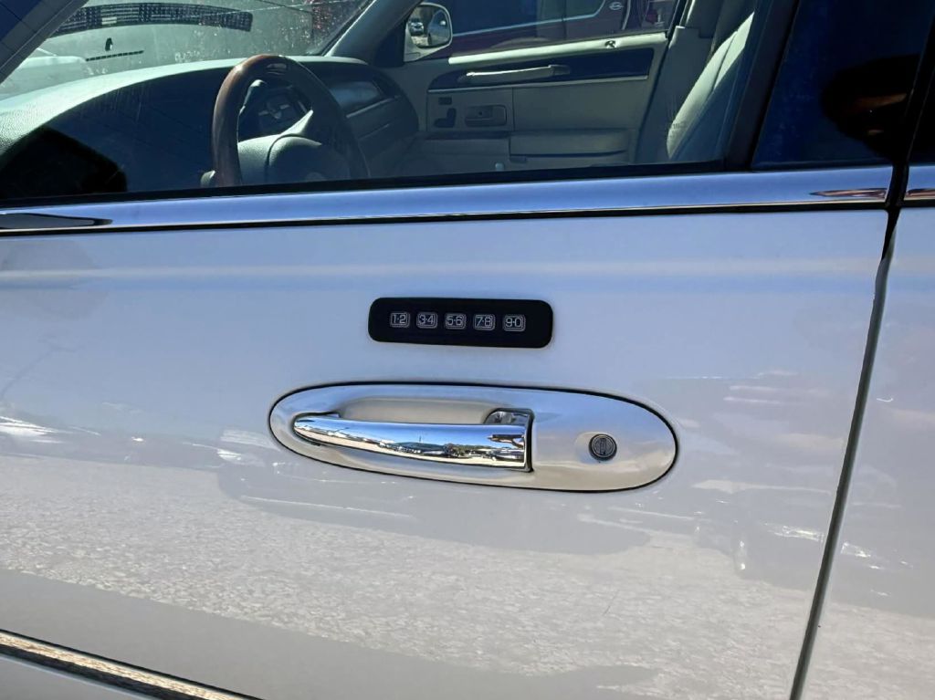 Photo 19 of this LINCOLN TOWN CAR