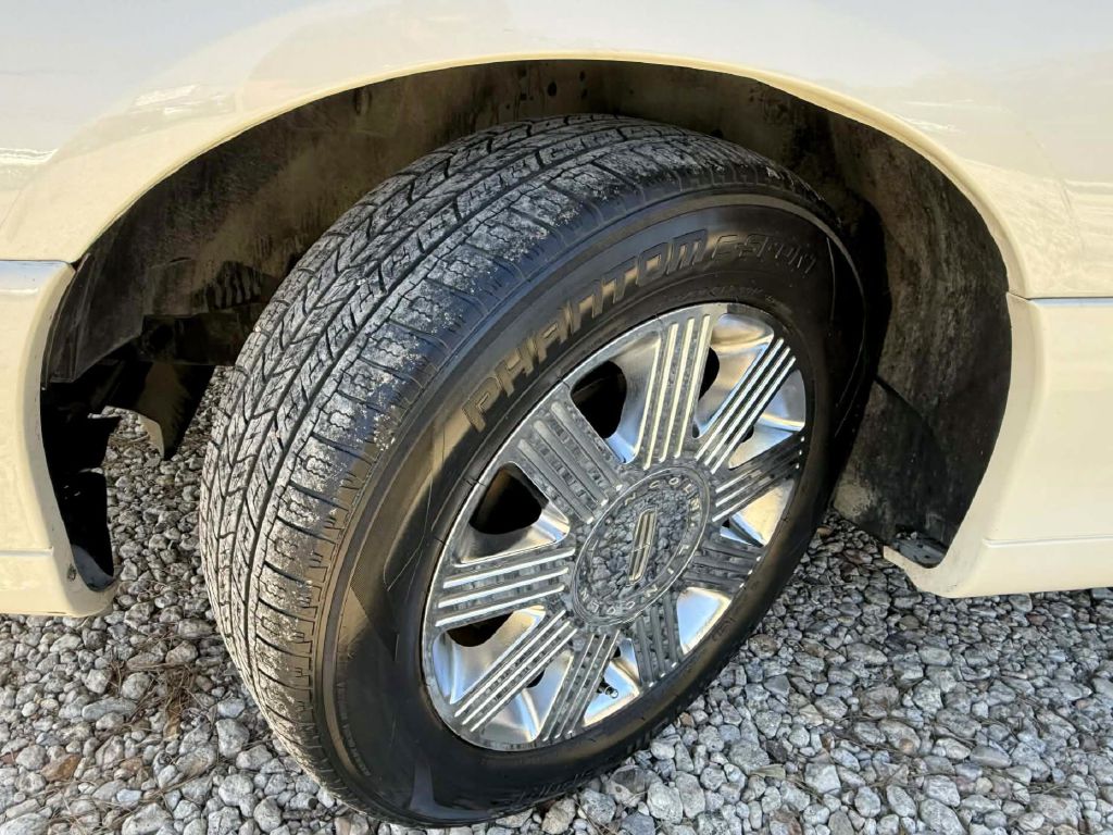 Photo 21 of this LINCOLN TOWN CAR