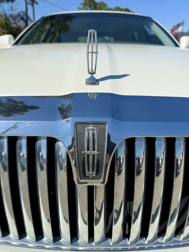 Photo 22 of this LINCOLN TOWN CAR