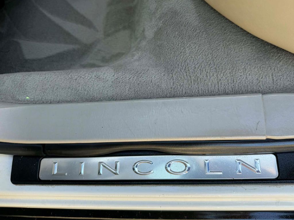 Photo 23 of this LINCOLN TOWN CAR