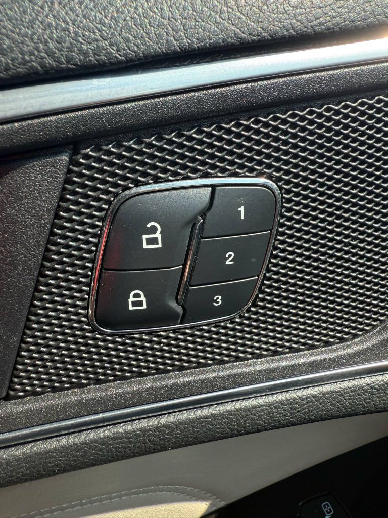 Photo 12 of this FORD EDGE