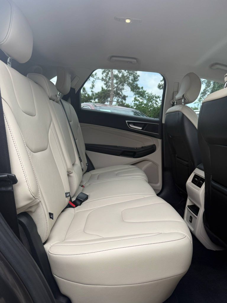 Photo 33 of this FORD EDGE