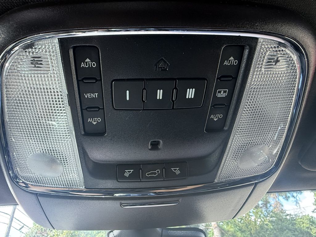 Photo 28 of this JEEP GRAND CHEROKEE