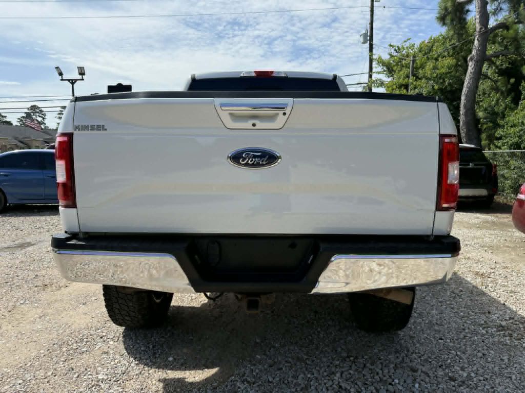 Photo 6 of this FORD F150 LARIAT