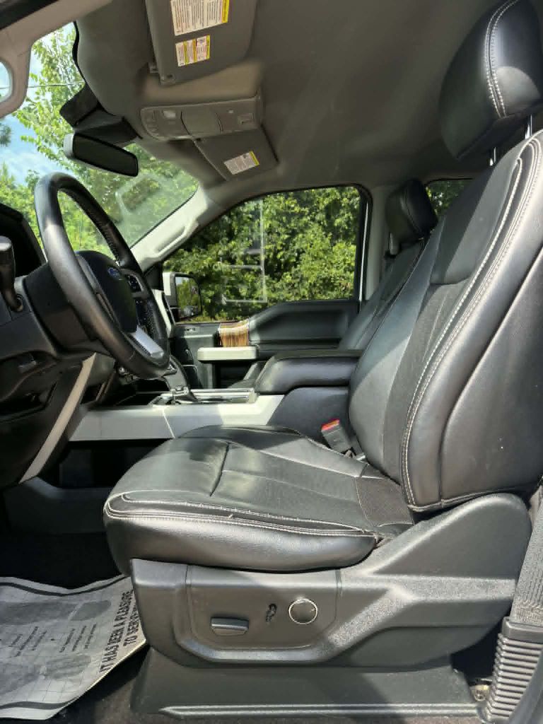 Photo 9 of this FORD F150 LARIAT
