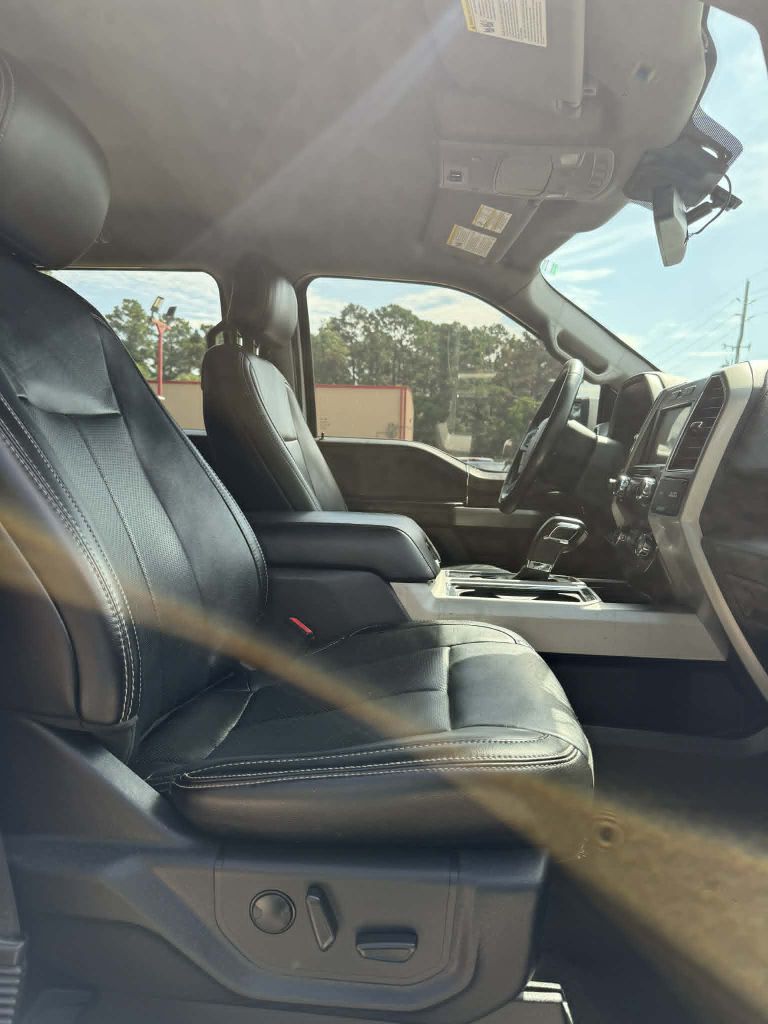 Photo 12 of this FORD F150 LARIAT